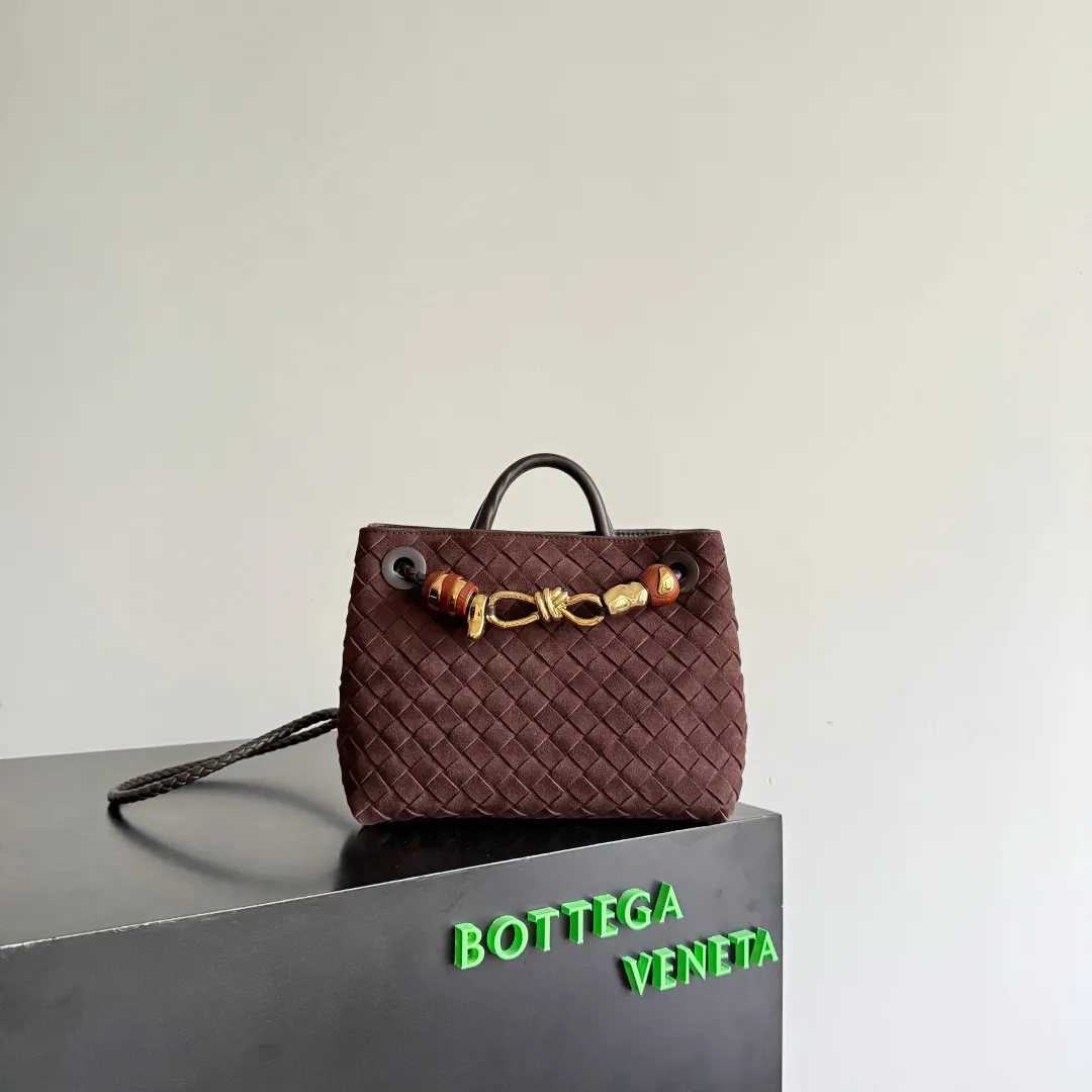 The new Andiamo batch of 3060 BV is shipped‼ ️The classic intercciato weaving process is used to create a soft bag, the metal knot is made of micro-cast aluminum using jewelry technology🪢, and the decorative beads are made of metal and hand-polished oak, allowing you to jump repeatedly between elegance and fun💃, making it unpredictable. Classic and versatile, it shows off your temperament, and the bag has a large capacity, making it very convenient for daily commuting! It has a variety of carrying methods, the shoulder straps can be adjusted by yourself, the original lambskin feels soft and delicate, and the unisex style breaks gender boundaries and brings a more practical and long-lasting use experience. The Andiamo, which has both elegant and casual styles, perfectly interprets the "fashionable old money style". Style number: 743568+wood hardware Color: suede black brown Size: 25*22*10.5cm